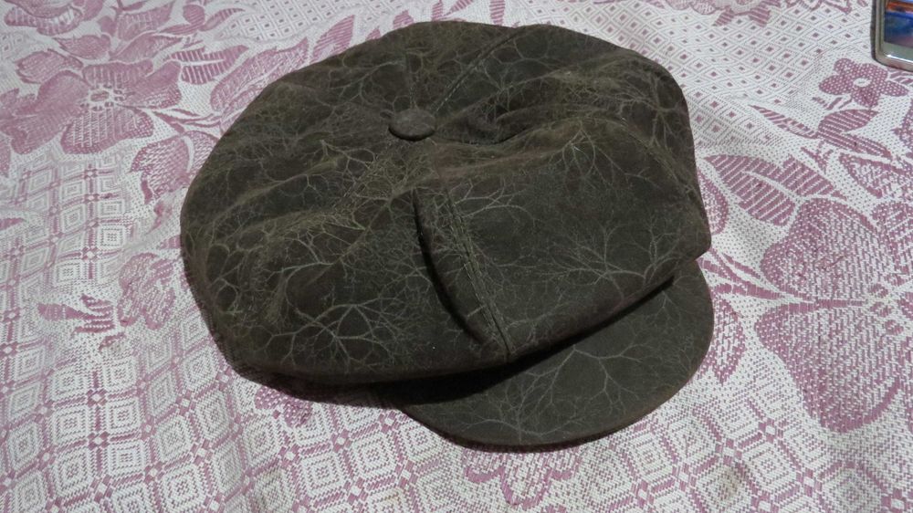 Берет женский с козырьком