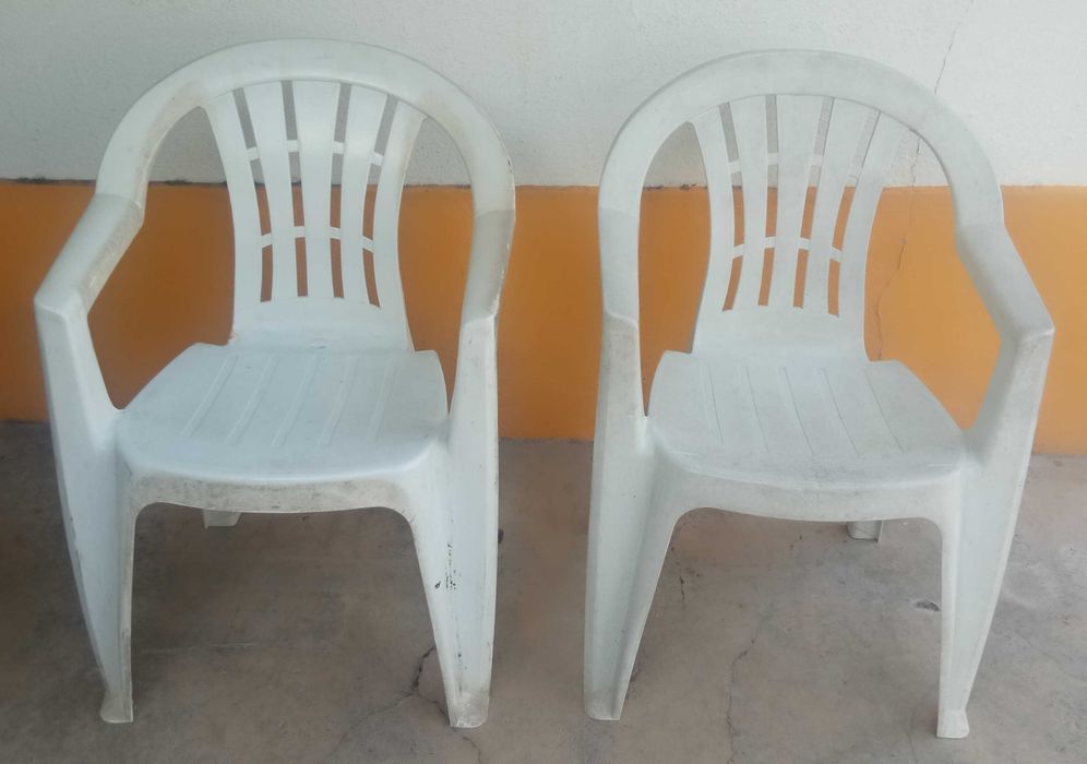 Mesa Redonda (70cm) + 4 Cadeiras de Plástico Branco (Jardim / Varanda)