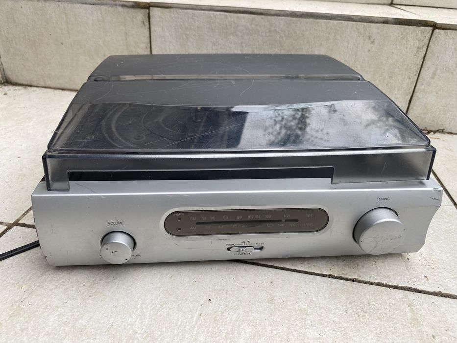 “Gramofon z radiem AM/FM vintage”