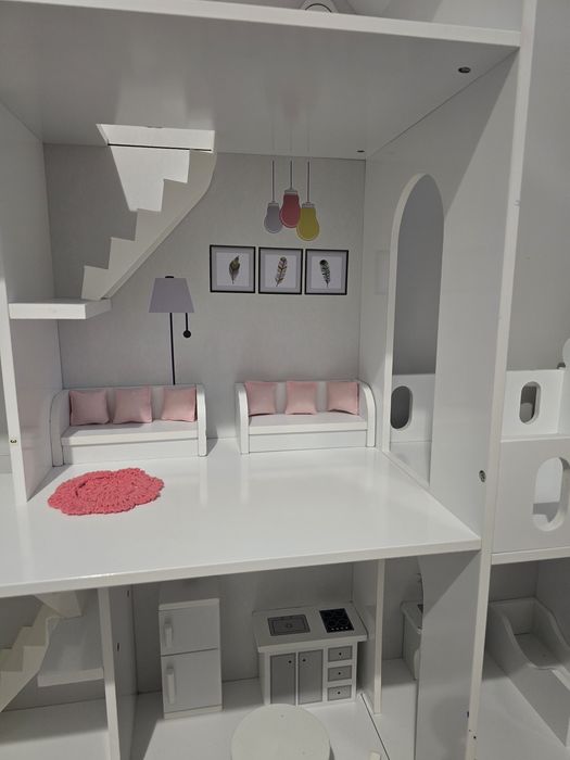 Duży drewniany domek dla lalek