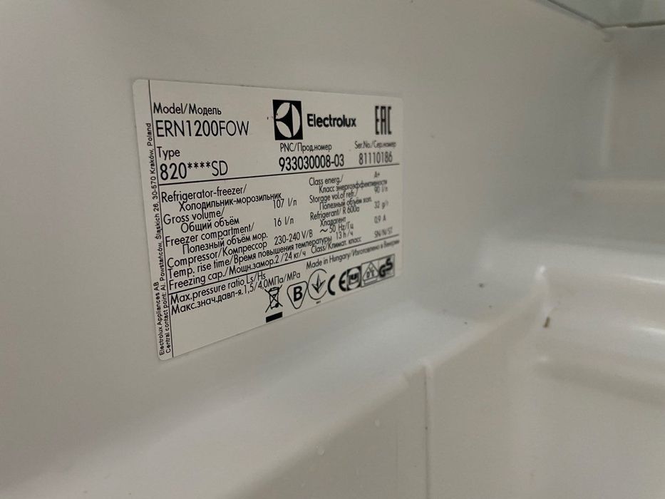 Маленький вбудований холодильник Electrolux ERN1200FOW
