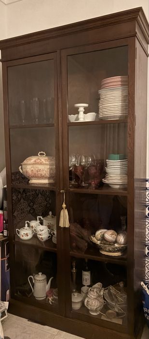 Vitrine / Louceiro Clássico em Madeira Escura com Portas de Vidro