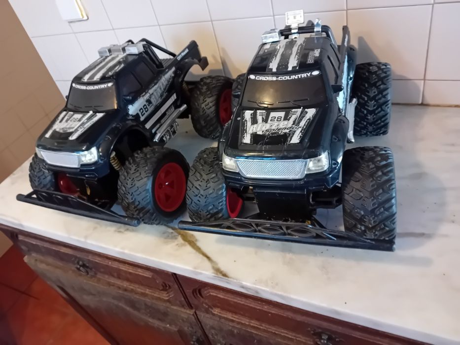 Conjunto de 2 Monster Trucks sem Comandos