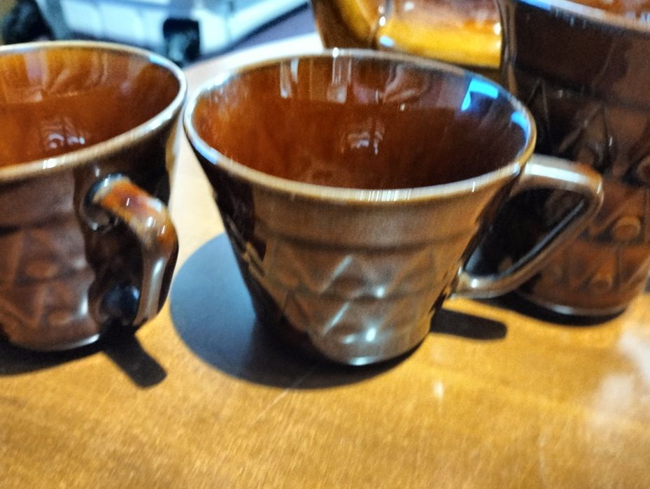 Kolekcja brązowej porcelany.