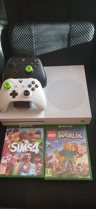 Xbox One S 1TB + 2 kontrolery z akumalatorami i stacją ładowania + 2 gry w zestawie (Lego Worlds i The Sims 4)