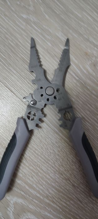 Універсальні плоскогубці для електрика