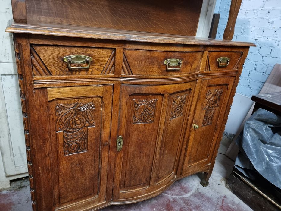 Drewniany kredens w stylu secesyjnym