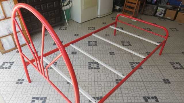 Cama de ferro , pintado s/estrado e s/colchão