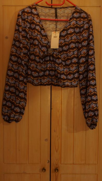 krótki top z długim rękawem