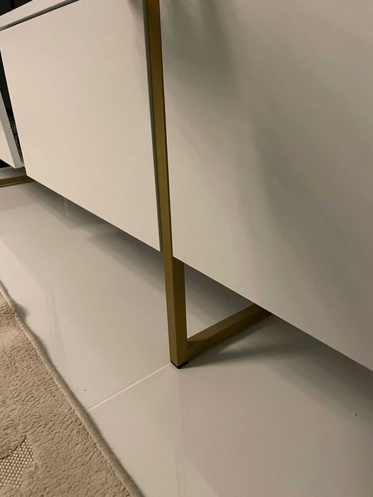 Móvel de TV branco e dourado 1.80cm