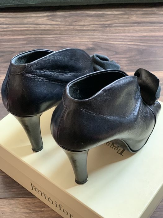 wysokie skórzane szpilki na platformie z ozdobą