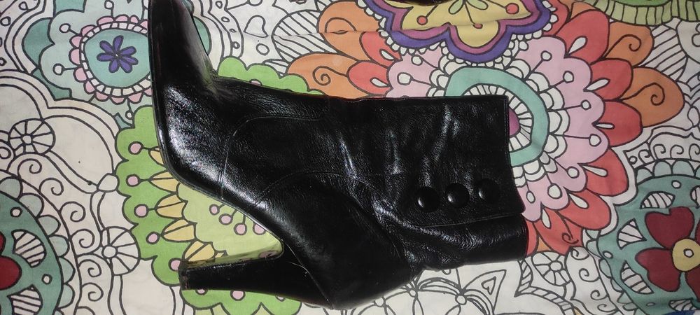 Botas de saltos e meio cano