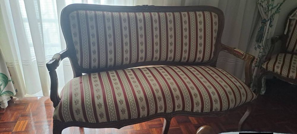 Namoradeira e duas cadeiras