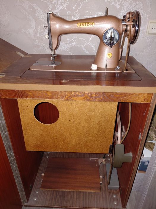 Продам швейну машинку