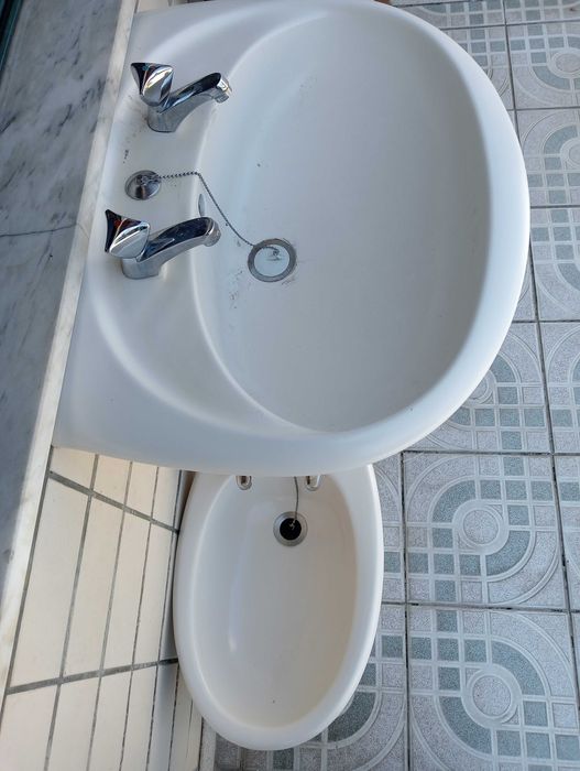 Valadares Sanitary Ware in Perfect Condition426077694807265281