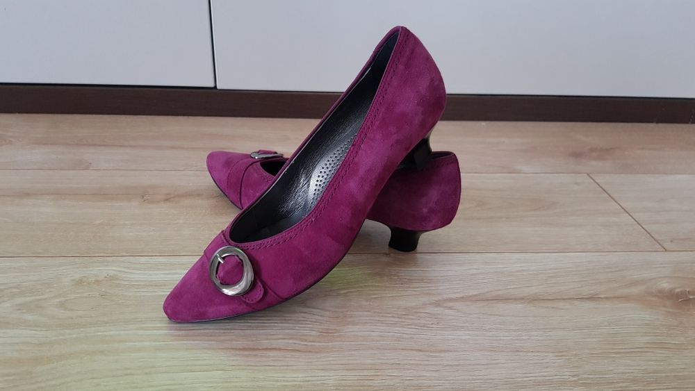 Buty na obcasie 38 niskie zamszowe nowe