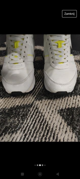 Sneakersy firmy Guess.