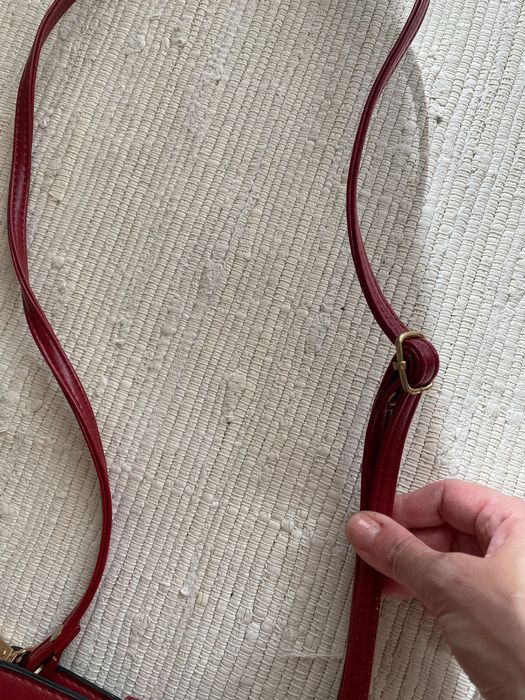 Carteira encarnada em pele com logo dourado