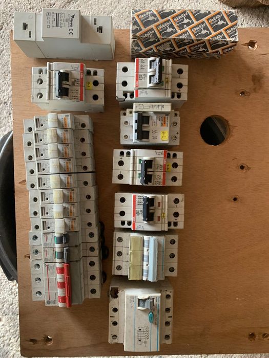 Circuit Breakers and Fuse Holders64740942488449123