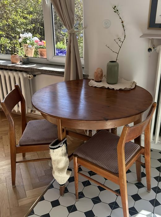 Drewniany okrągły stół do salonu, jadalni  z trzema krzesłami z obiciem