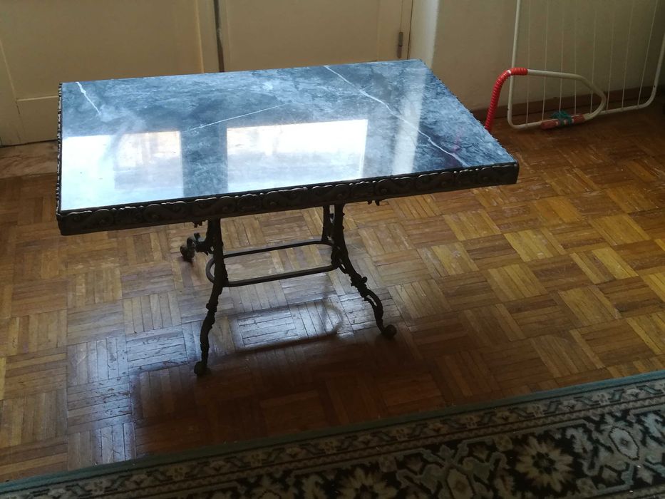 Mesa de centro em ferro com tampo de mármore