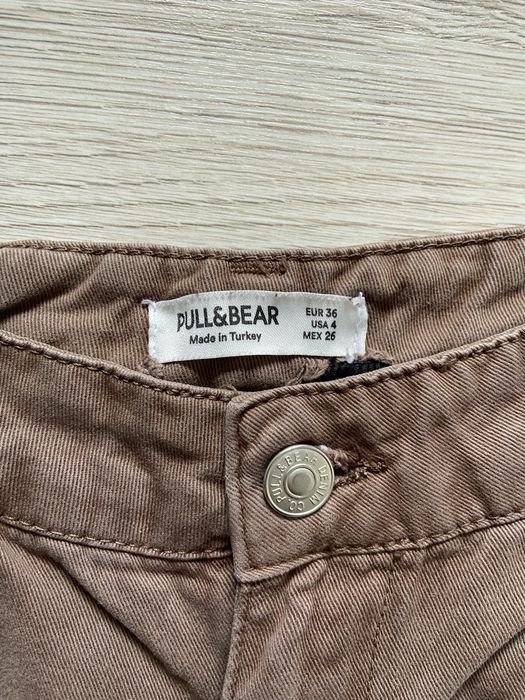 Brązowe spodnie cargo z sznurkami od środka Pull&Bear