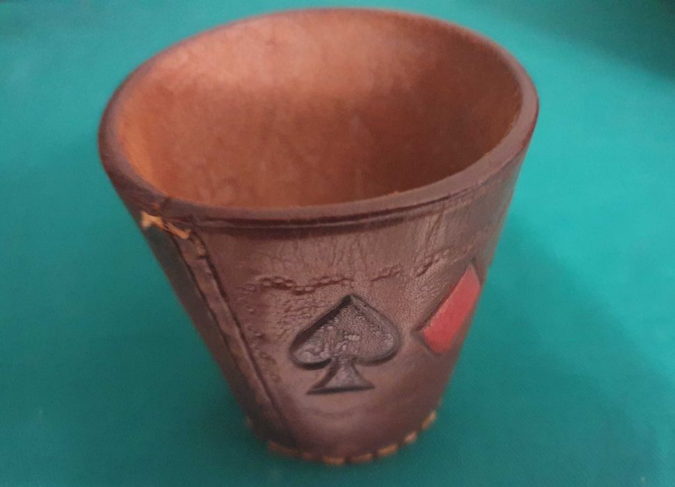 Raro Copo artesanal para jogos de dados, em cabedal / couro - Anos 60