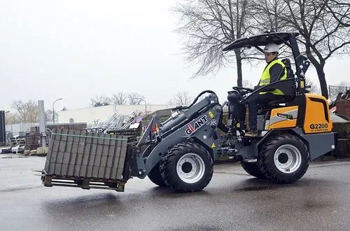 Wynajem ładowarki przegubowej 4x4 wózek terenowy paleciak