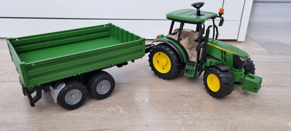 Bruder Traktor John Deere 5115M z przyczepą wywrotką.