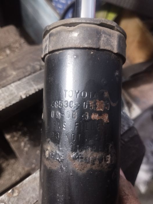 Задние амортизаторы Тойота Авенсис Т25