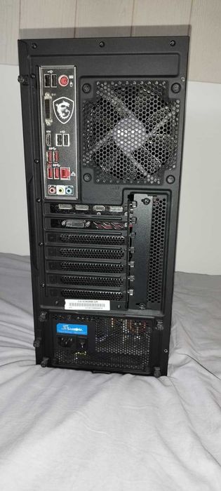 PC gaming usado, caixa preta e vermelha
