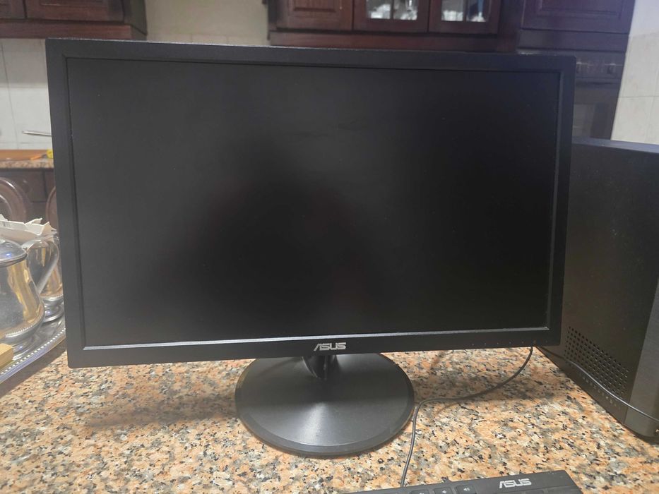 Computador fixo e Monitor Asus a funcionar