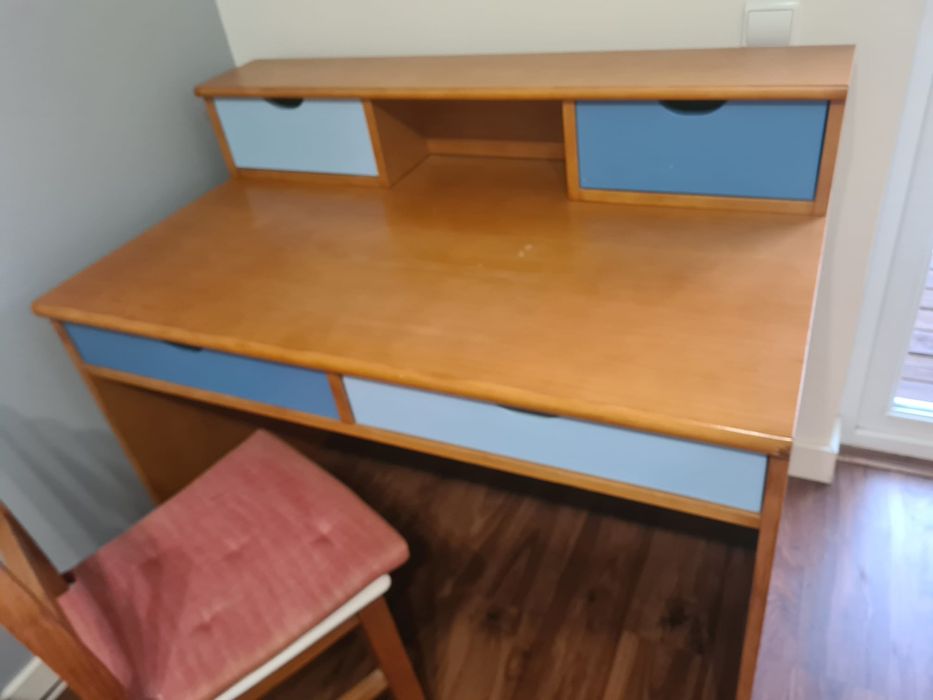 Cama dupla e secretária em Faia