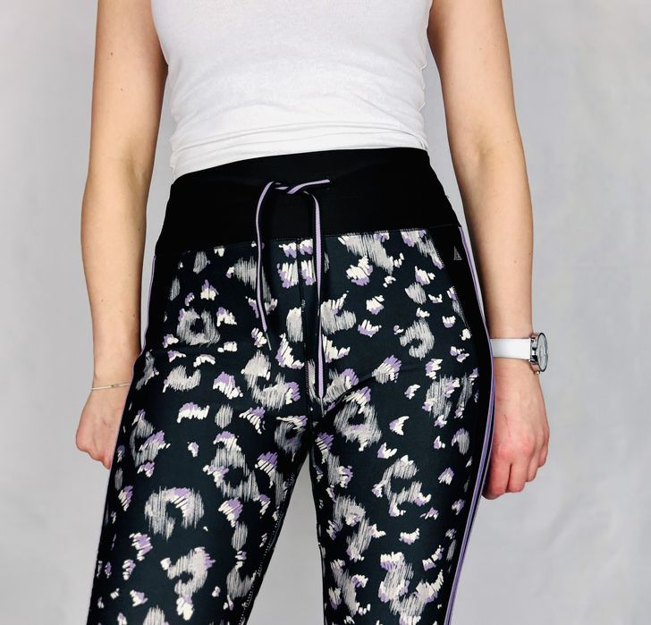 Legginsy w panterkę z fioletowym akcentem L 40