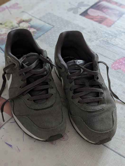 Vendo Nike Venture Runner em camurça, apresentando um tom verde seco (Twilight Marsh).