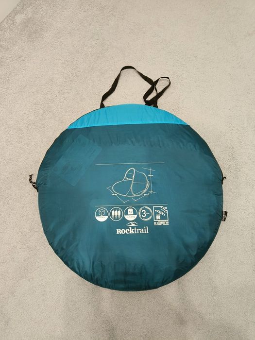 Smorozkladajacy się namiot na plażę