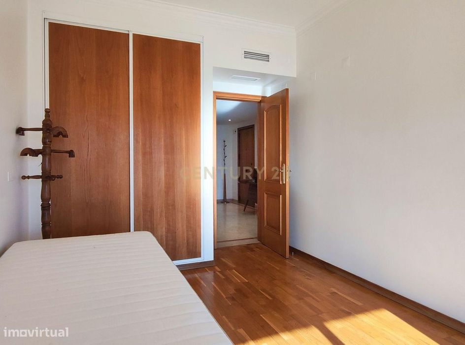 Amplo apartamento de 3 quartos com varandas panorâmicas em Almada, em