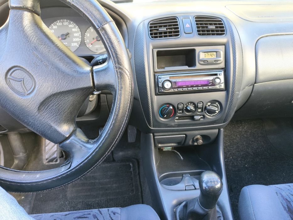 Vendo Mazda 323F com inspeção feita recentemente, feita em setembro de 2026.