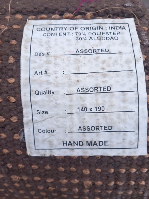 Duas carpetes vermelho vivo,e uma Catanho pelo longo