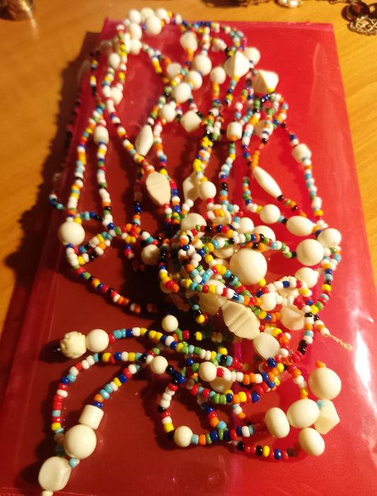 Colar três voltas com seis metros missangas e pedras