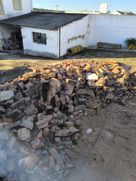 Dá -se entulho limpo em grande quantidade