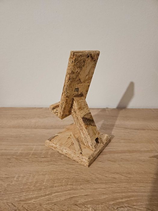 Stojak podstawka na telefon e-book z drewna płyty OSB lakier v2.0