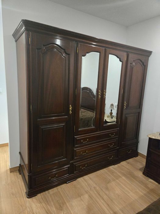Quarto completo em madeira e tampos em pedra