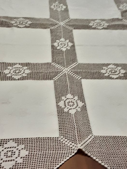 Grande pano de mesa com quadrados algodão  estampado  e croché
