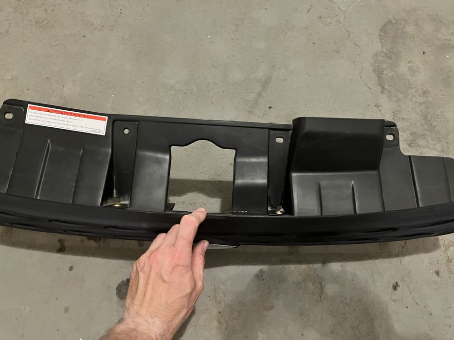 Решітка  радіатора Suzuki Vitara ( 7211154PO ) 2015-