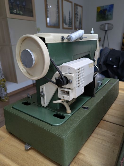 Łucznik 415. Maszyna do szycia, stan bardzo dobry.