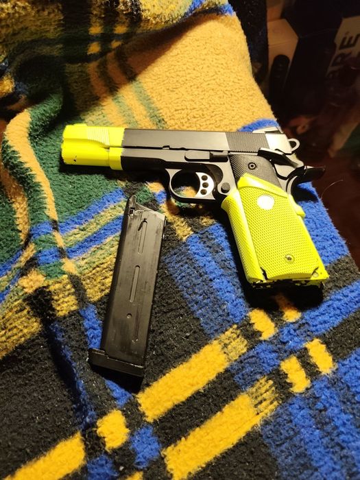 Airsoft M1911 army armament com lanterna x 300