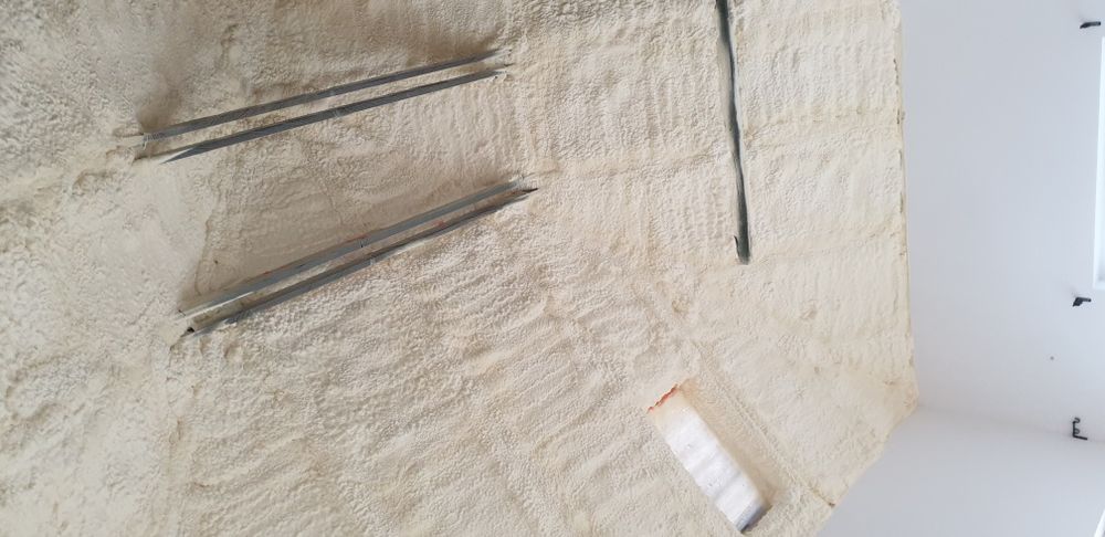 Izolacja domów ocieplanie poddasza natrysk pianką izolacja dachu pianą