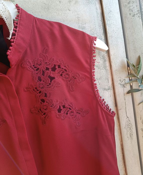 M biust 46x2 czerwona bluzka z haftem Boho guipure pom pom