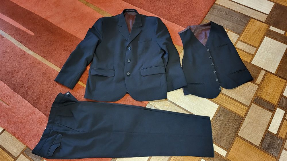 Мужской классический костюм с желетом.